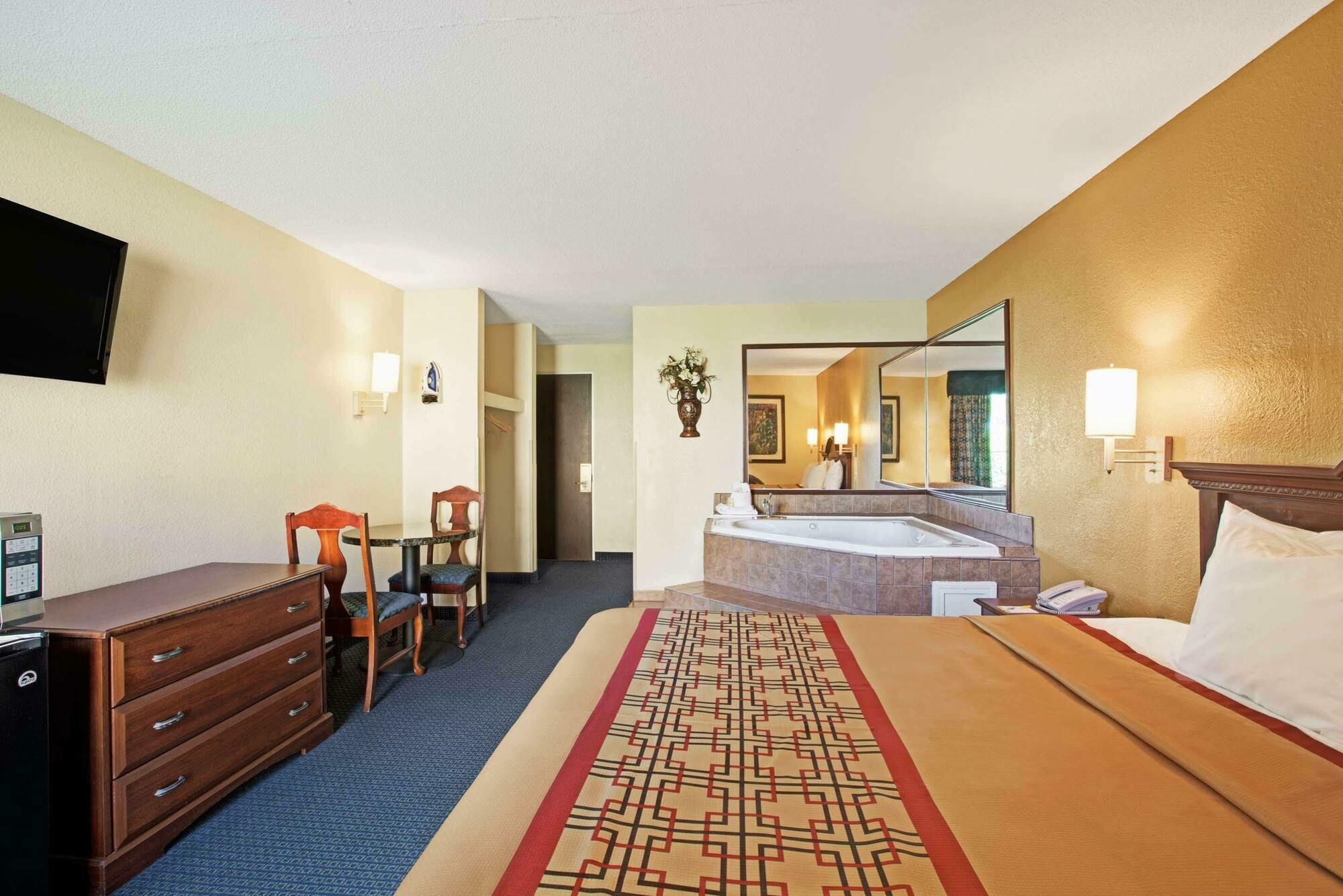 Days Inn By Wyndham Charlotte/Woodlawn Near Carowinds Exterior foto